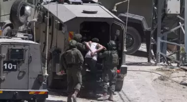 Der zionistische Feind verhaftet Palästinenser aus Nablus