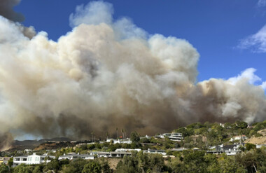 la Meteorólogos: vientos peligrosos amenazan el sur de California mientras continúan los incendios