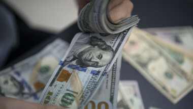 البنك المركزي الروسي يعلق على مسألة حظر تداول الدولار واليورو في روسيا