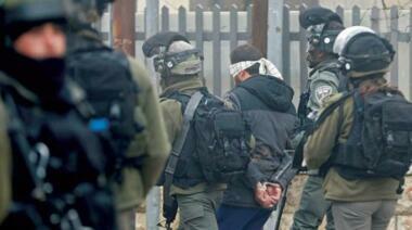 Enemy arrests number of Palestinians in West Bank 