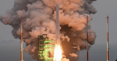 كوريا الجنوبية تنجح في اطلاق صاروخ يحمل ثمانية أقمار صناعية إلى مدار الأرض