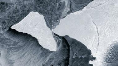 انفصال جبل جليدي ضخم عن قارة القطب الجنوبي نهاية يناير الماضي
