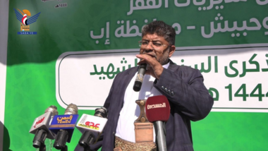 Mohammad Al-Houthi nimmt an Eröffnung der Gedenkveranstaltungen für den Märtyrer in den Distrikten Al-Qafr, Al-Makhader und Hobaish teil