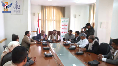 مناقشة آلية عمل إدارة الإصحاح البيئي بمكتب الأشغال بمحافظة صنعاء