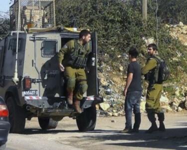 El enemigo israelí hiere y arresta a varios palestinos en Beit Ummar y Beit Awa en Hebrón.