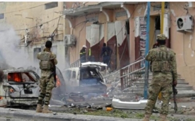 Seis personas murieron y otras 12 resultaron heridas en una explosión contra un autobús de pasajeros en Somalia.