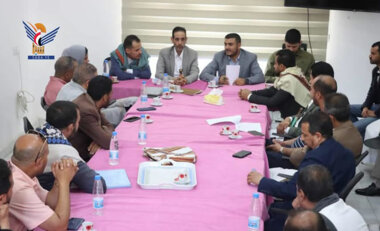 Unterzeichnung einer Ehrenurkunde zwischen Händlern, Unternehmen und Exporteuren von jemenitischem Kaffee