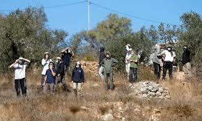 مستوطنون صهاينة يحتجزون ثلاثة صحفيين فلسطينيين وناشط في المغير شمال رام الله