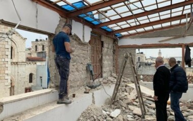 العدو الصهيوني يجبر عائلتين فلسطينيتين على هدم منزليهما ذاتيًّا