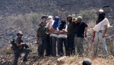 مستوطنون يصعدون اعتداءاتهم على الفلسطينيين وممتلاكاتهم بالضفة 