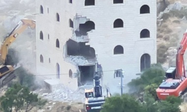 دشمن صهیونیستی یک ساختمان چهار طبقه در ارطاس در جنوب بیت لحم را تخریب می کند