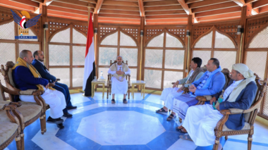 Präsident Al-Mashat trifft sich mit dem Industrieminister, dem Leitern der Handelskammer und dem Rat der Obstexporteure