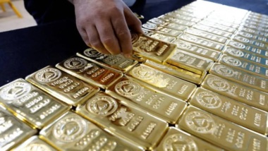 انخفاض أسعار الذهب لأقل مستوى في ثلاثة أسابيع عند التسوية