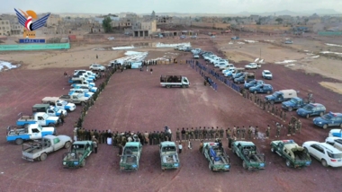 Miembros de las fuerzas de seguridad en Dhamar envían una caravana de Eid a aquellos estacionados en las líneas del frente.