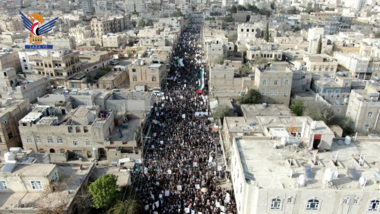 Une marche de masse à Dhamar sous le slogan « Rester ferme sur la situation... avec Gaza jusqu'à la victoire ».