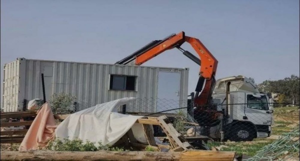 مستوطنون ينصبون "كرفانات" غرب بيت لحم ويحرقون مركبات في بلدة بتين