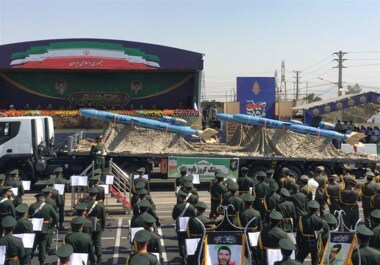 الحرس الثوري الإيراني يعرض صاروخي 