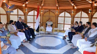 Präsident Al-Mashat wird vom Leiter der nationalen Delegation über die neuesten Entwicklungen in den Verhandlungen informiert