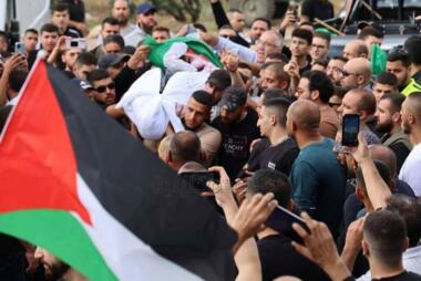 آلاف الفلسطينيين يشيعون جثمان الشهيد ديار العمري في الداخل المحتل  
