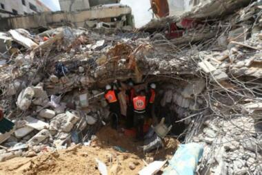 الدفاع المدني بغزة: انتشال 4 شهداء والبحث عن 40 مفقوداً جراء استهداف صهيوني لعمارة سكنية