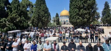Le troisième jour de l'Aïd al-Fitr, 30 000 fidèles accomplissent la prière du vendredi à Al-Aqsa