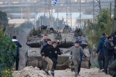 Israelische Feindfahrzeuge feuern direkt auf das indonesische Krankenhaus im Gazastreifen.