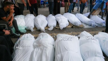 15 mártires palestinos y heridos en el bombardeo enemigo de cuatro viviendas residenciales en el campo de Jabalia, al norte de Gaza.