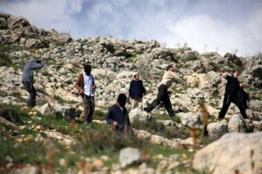 El enemigo sionista obliga a seis familias a abandonar sus hogares en al-Qaboun, Ramallah