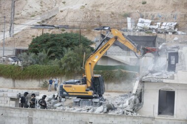 العدو الصهيوني يهدم عدة منازل فلسطينية بأريحا ورام الله والقدس المحتلة