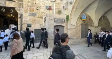 قطعان المستوطنين يؤدون طقوسا تلمودية في البلدة القديمة بالقدس المحتلة