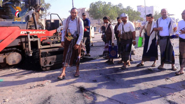 Der Gouverneur von Hodeidah inspiziert die Arbeit des Instandhaltungsprojekts für die Al-Sammad-Straße