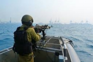 زوارق العدو الصهيوني تهاجم مراكب الصيادين شمال قطاع غزة