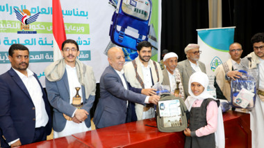 رئيس مجلس الوزراء يدّشن مشروع الحقيبة المدرسية لأبناء الشهداء والمفقودين