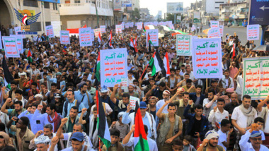 أبناء الحديدة يحتشدون في 221 ساحة بمسيرات 