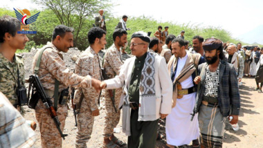 قيادات من محافظة إب تزور المرابطين في جبهة عصيفرة بتعز
