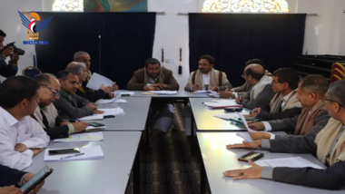 إدارية محلي صنعاء تناقش طلبات المكاتب الخدمية المتصلة بتنفيذ مشاريع تنموية