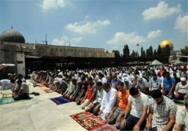 عشرات الآلاف من الفلسطينيين يؤدون صلاة الجمعة بالأقصى رغم إجراءات العدو المشددة