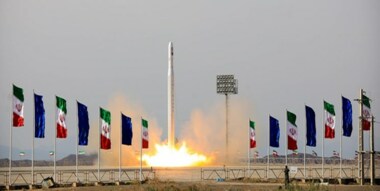 لأول مرة.. إيران تطلق ثلاثة أقمار صناعية إلى الفضاء الخارجي دفعة واحدة