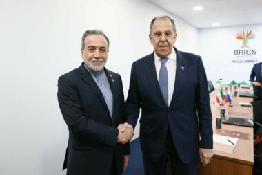 لافروف يؤكد على حل القضية النووية الإيرانية دبلوماسيًا