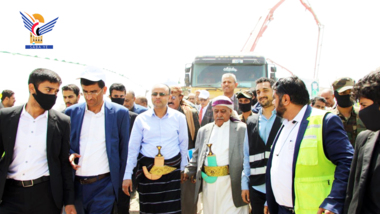 El presidente Al-Mashat revisa el progreso de los trabajos en el proyecto del puente Al-Nasr - intersección Al-Saila