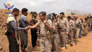 Der Verteidigungsminister besucht die an den Frontlinien der Bani-Hassan-Front in Abs stationierten