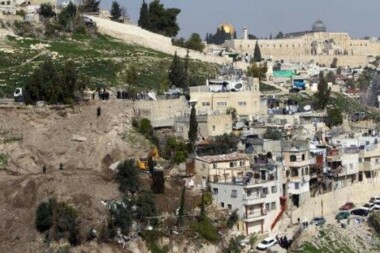 Zionist enemy abandons Maqdesian family in Batn Al-Hawa neighborhood in occupied Al-Quds