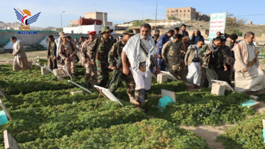 محافظ البيضاء وقيادات تنفيذية يزورون روضة الشهداء