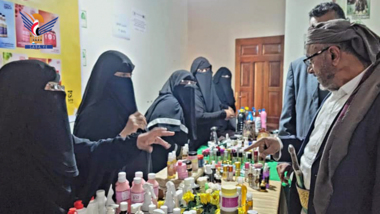 Inspecter l'exposition sur les familles productives dans le district de Shuoub dans la capitale Sanaa