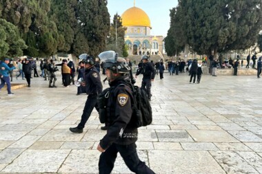 Bandadas de sionistas profanan los patios de Al-Aqsa, liderados por el extremista Glick