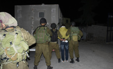 Verletzung eines Palästinensers durch feindliches Feuer in Ramallah und Razzien sowie Festnahmen im besetzten Westjordanland