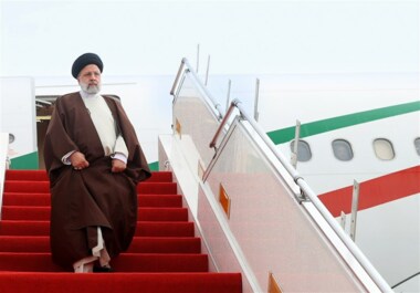 Der iranische Präsident trifft zu einem offiziellen Besuch in Sri Lanka ein