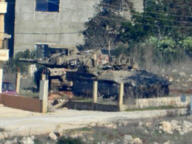 El ejército enemigo quema las casas que quedan en la ciudad de Houla, en el sur del Líbano