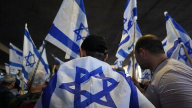 متظاهرون يغلقون الطريق أمام وزارة الحرب الصهيونية