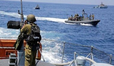 ​زوارق الاحتلال الصهيوني تستهدف مراكب الصيادين الفلسطينيين في بحر رفح